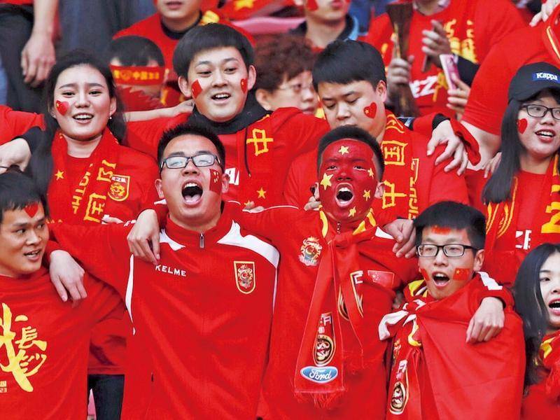 这也是吴亦凡从影以来与偶像梁朝伟的首度合作，据悉，二人将在片中联手奉上多段精彩的动作戏，在热闹的欧洲街头梁朝伟与吴亦凡合体组成;特工双雄，一副手铐将;锁定两人，预示着二人不同寻常的亲密关系